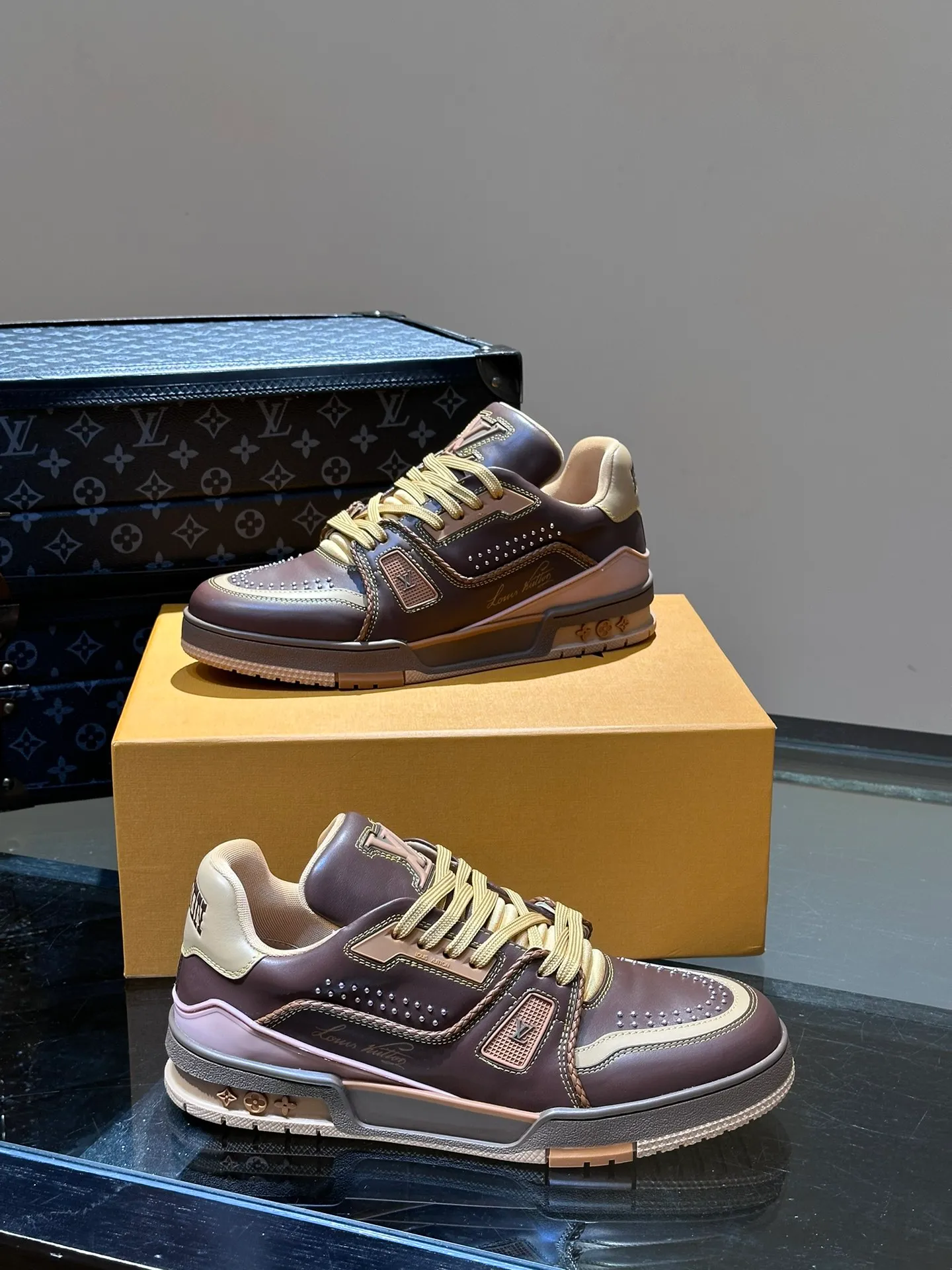 LV P840 men's sneakers, new colors, this LV Trainer sneaker is made of grained calf leather in colorful tones, with rivet decoration on the upper and handwritten Louis Vuitton logo on the side, which contrasts with the western-style Vuitton logo on the rear. The original construction was designed by Virgil Abloh and is inspired by vintage basketball shoes. Continuing the complex upper, the rubber-injected rubber outsole continues the iconic elements, with LV letters on the tongue and sides, Vuitton logo on the rear, Monogram flowers on the outsole, handwritten Louis Vuitton logo on the side, and standard insoles to continue the comfort experience. Comes complete with original box packaging! Size: 38-46